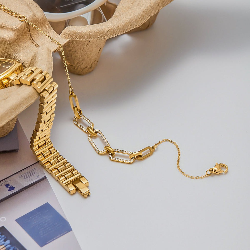 Elegant 18K gold bracelet with bold chain design