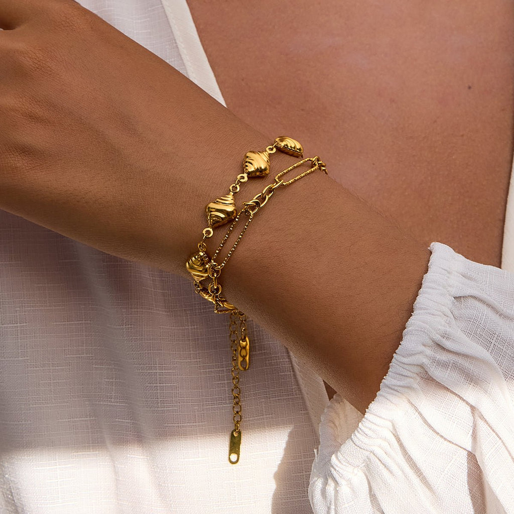 Shell link bracelet in polished gold finish