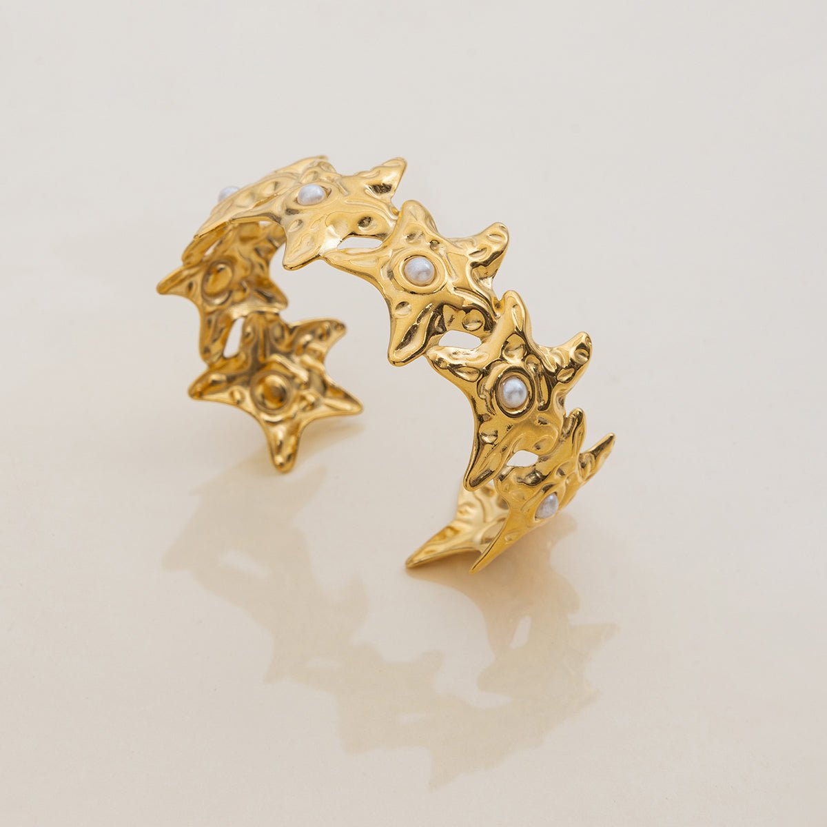 Elegant 18K gold cuff bracelet with sculptural stars