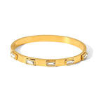 Minimalist white baguette bracelet in gold finish

