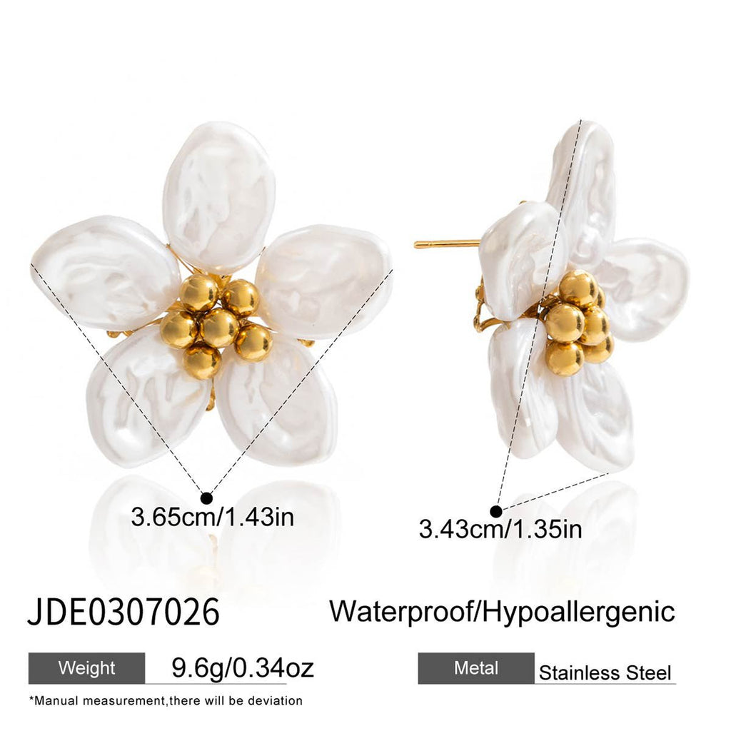 Women’s pearl flower stud earrings in gold vermeil