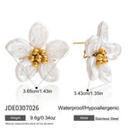 Women’s pearl flower stud earrings in gold vermeil