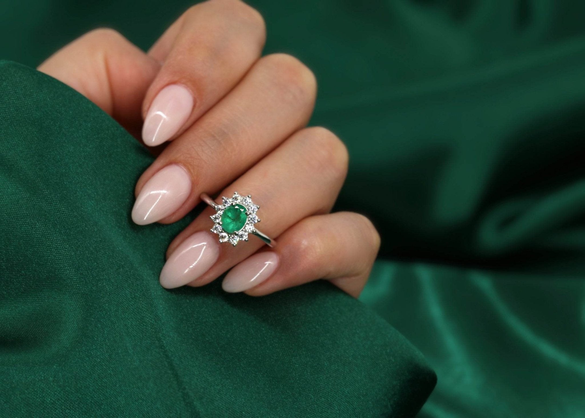 Women’s emerald gemstone ring set in platinum-finished 925 silver