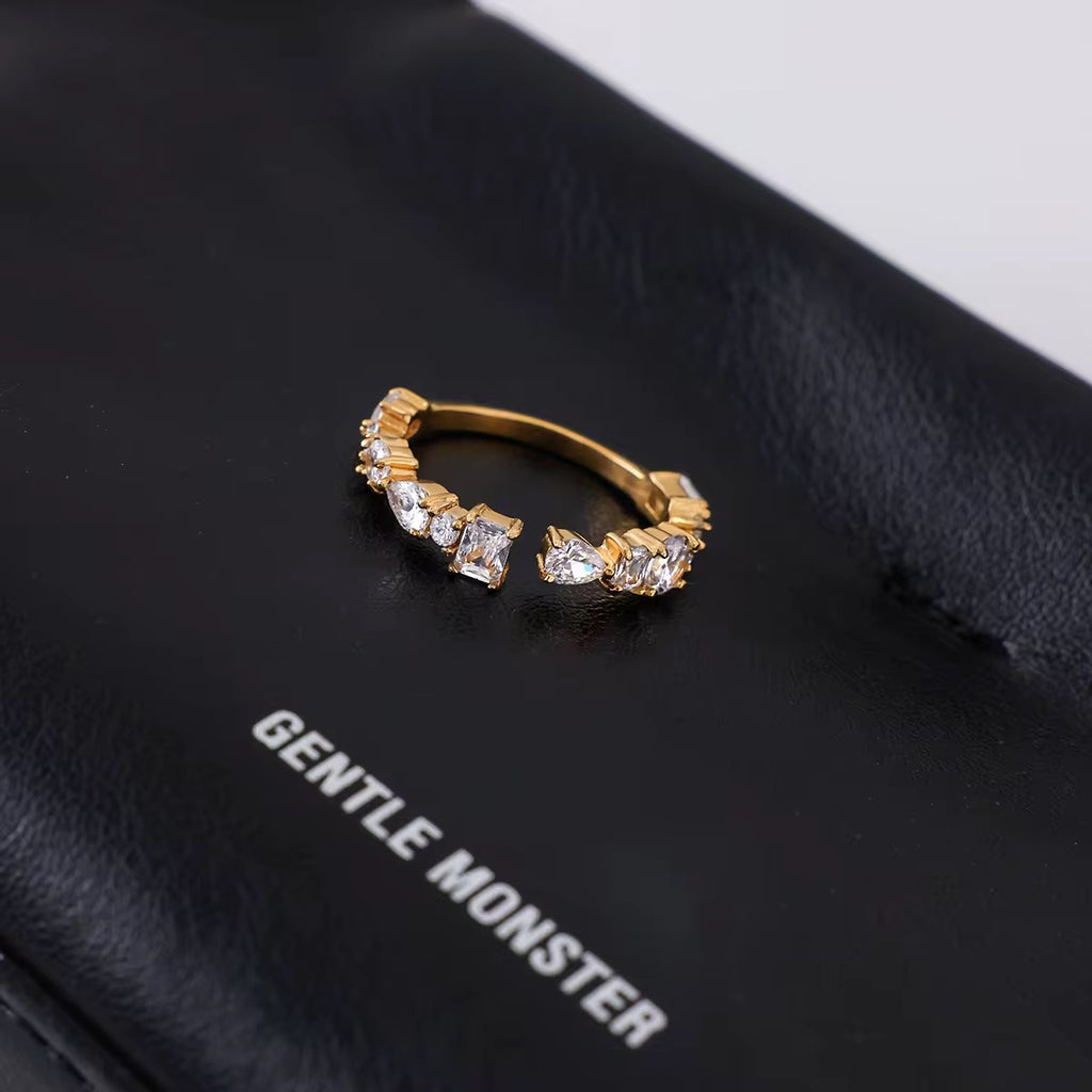 Tarnish-free ocean-proof Solvéra Crown ring safe for salt water and beach vacations.
