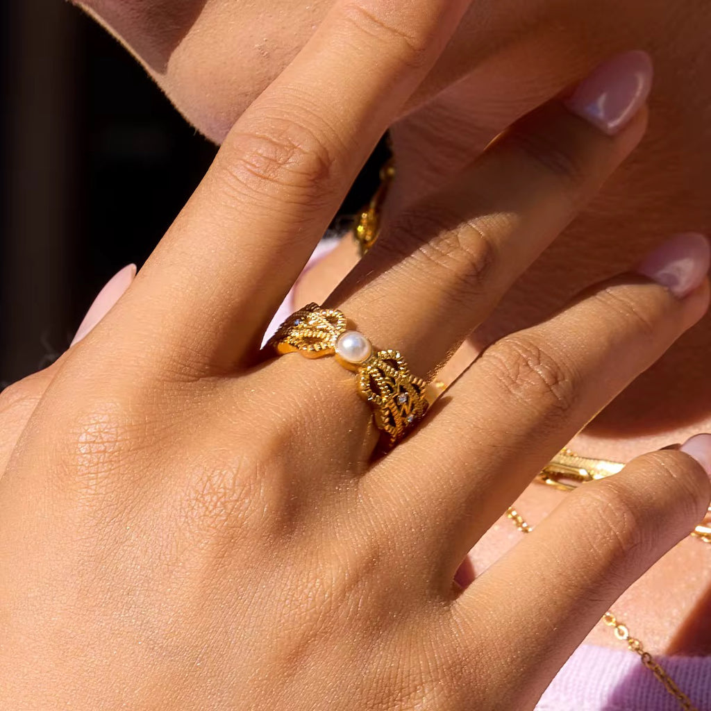 Ballerina’s Pearl ring featuring a central pearl and 18k gold PVD plating.
