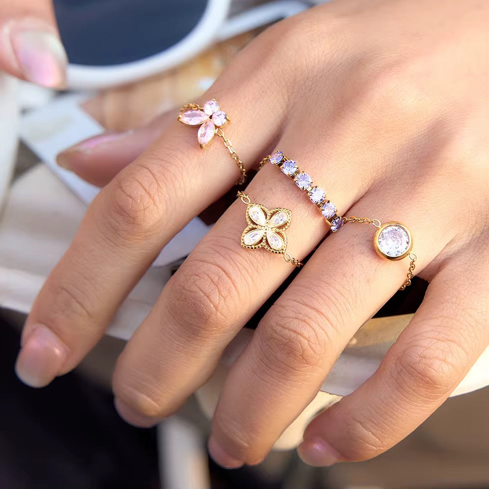 Non-tarnish adjustable chain ring in gold stainless steel with 1-year warranty.
