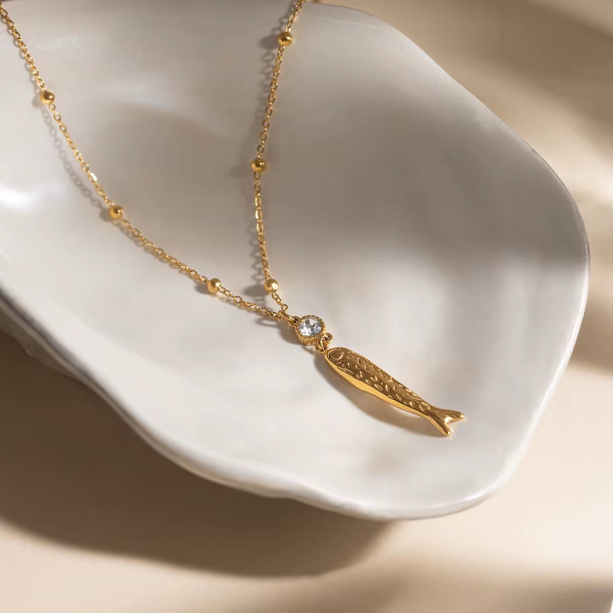 Technical specs for Very Fishy Indeed necklace showing 40cm length and 2.8cm pendant.