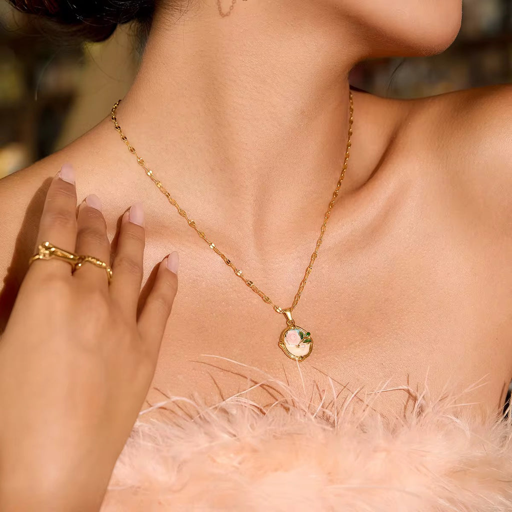 Tarnish-free ocean-proof Rose Élan pendant with 42cm gold chain.