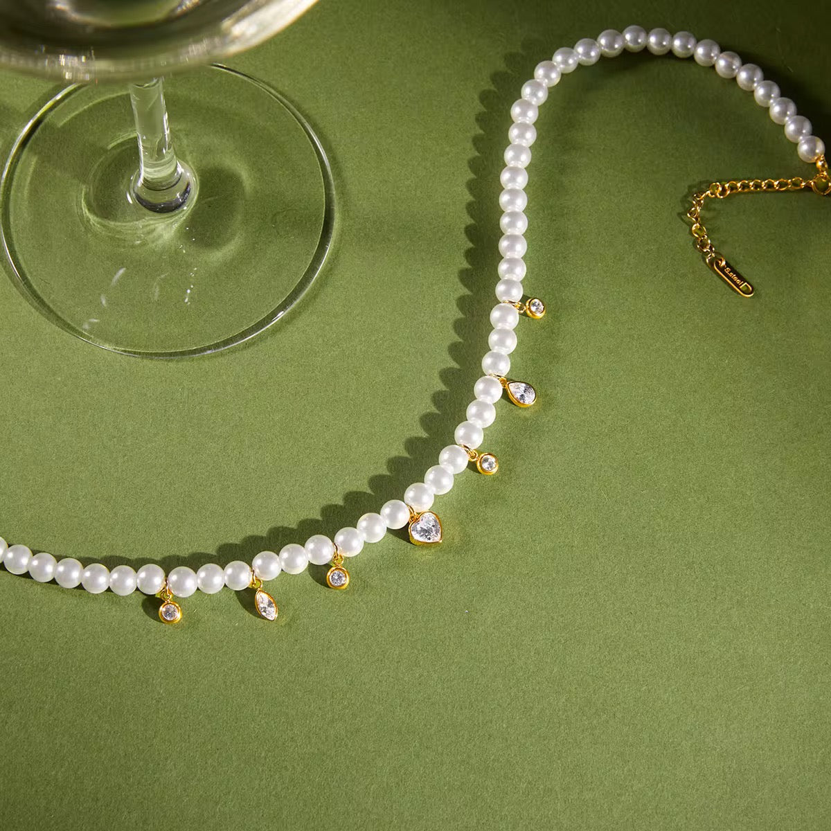 Technical drawing of Heart of Pearls showing 40cm length and 0.89cm heart pendant.
