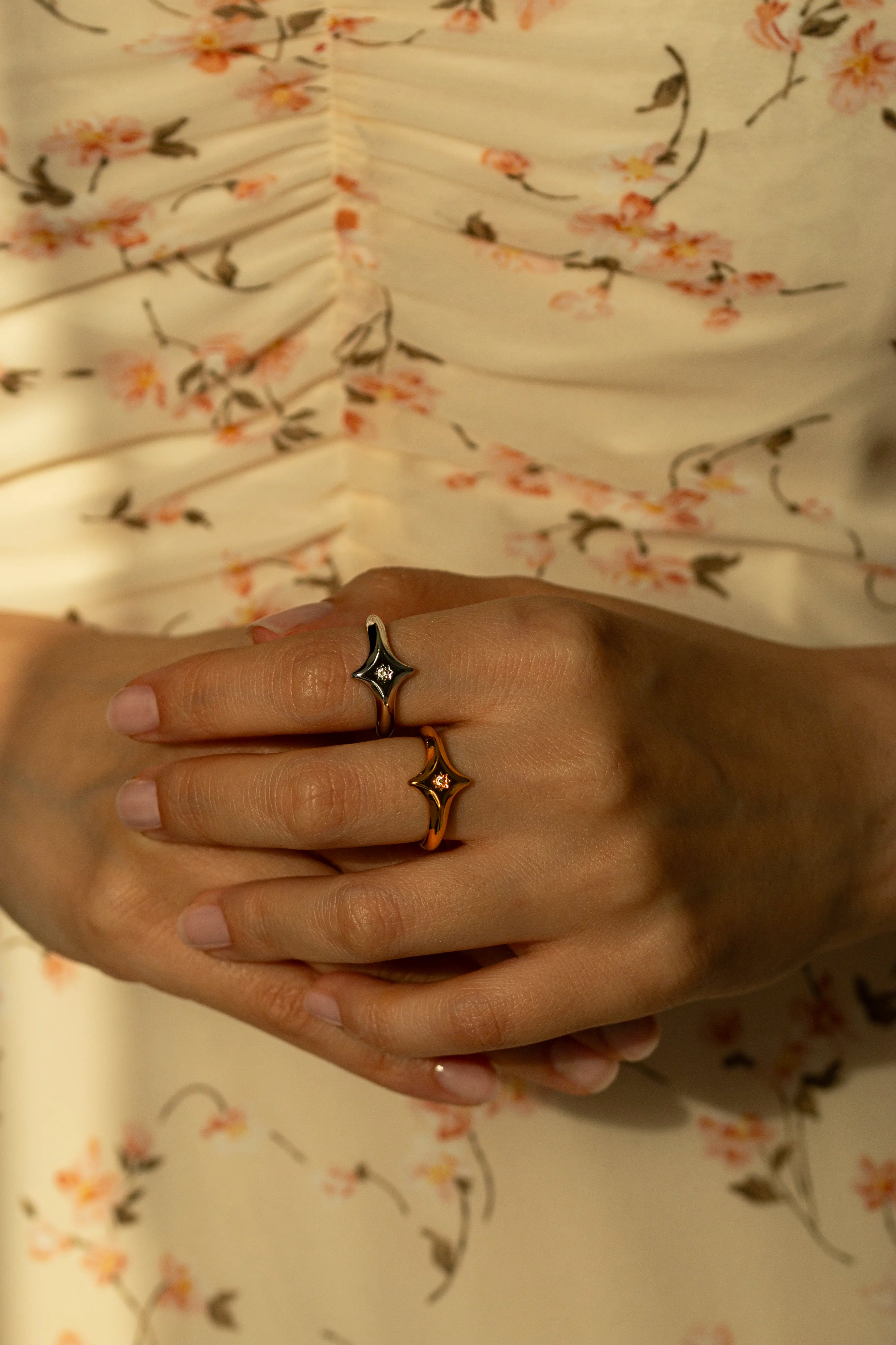 Dainty 8-point starburst ring in yellow gold and white gold finishes. Minimalist celestial pinky signet ring, everyday stackable jewelry gift idea for her.