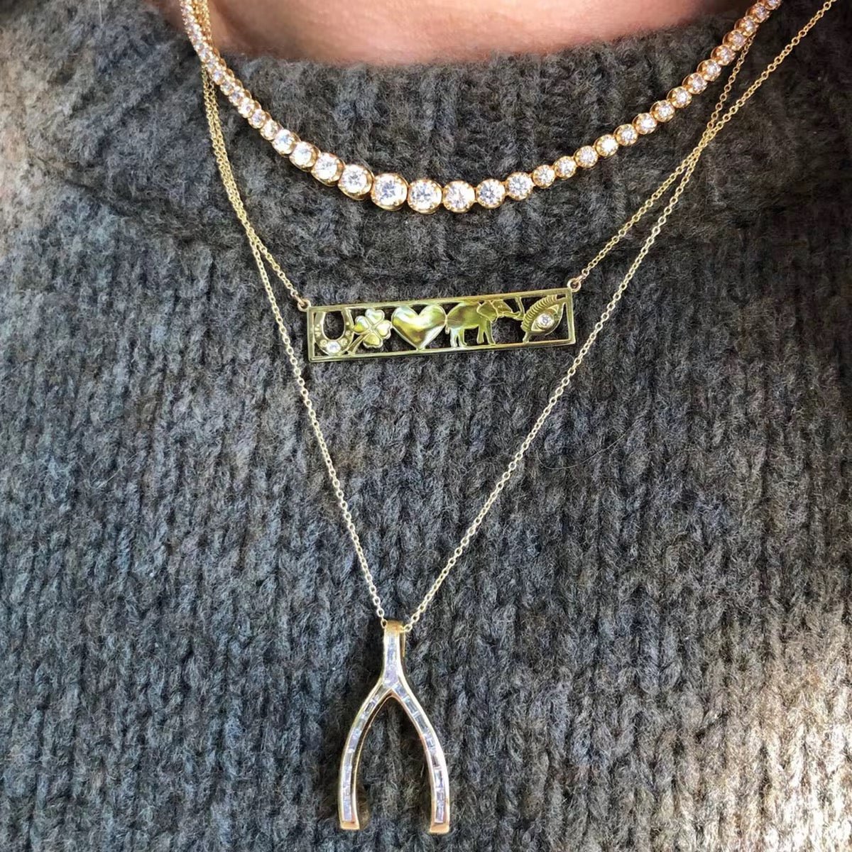 Elegant Gold Necklace with Lucky Pendant