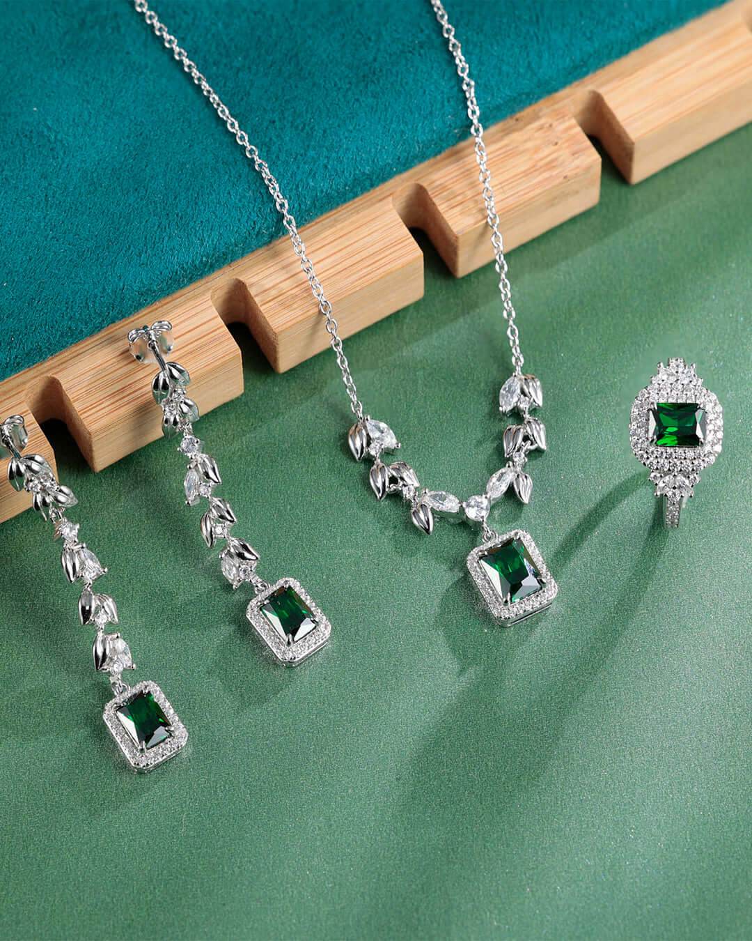 Elegant emerald-tone earrings in silver for women mobile