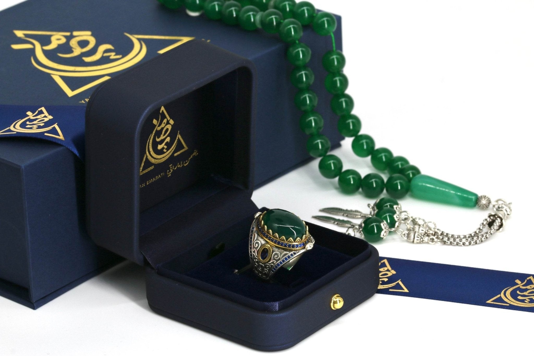 Emirati-style men’s ring with natural green agate and engraved silver band