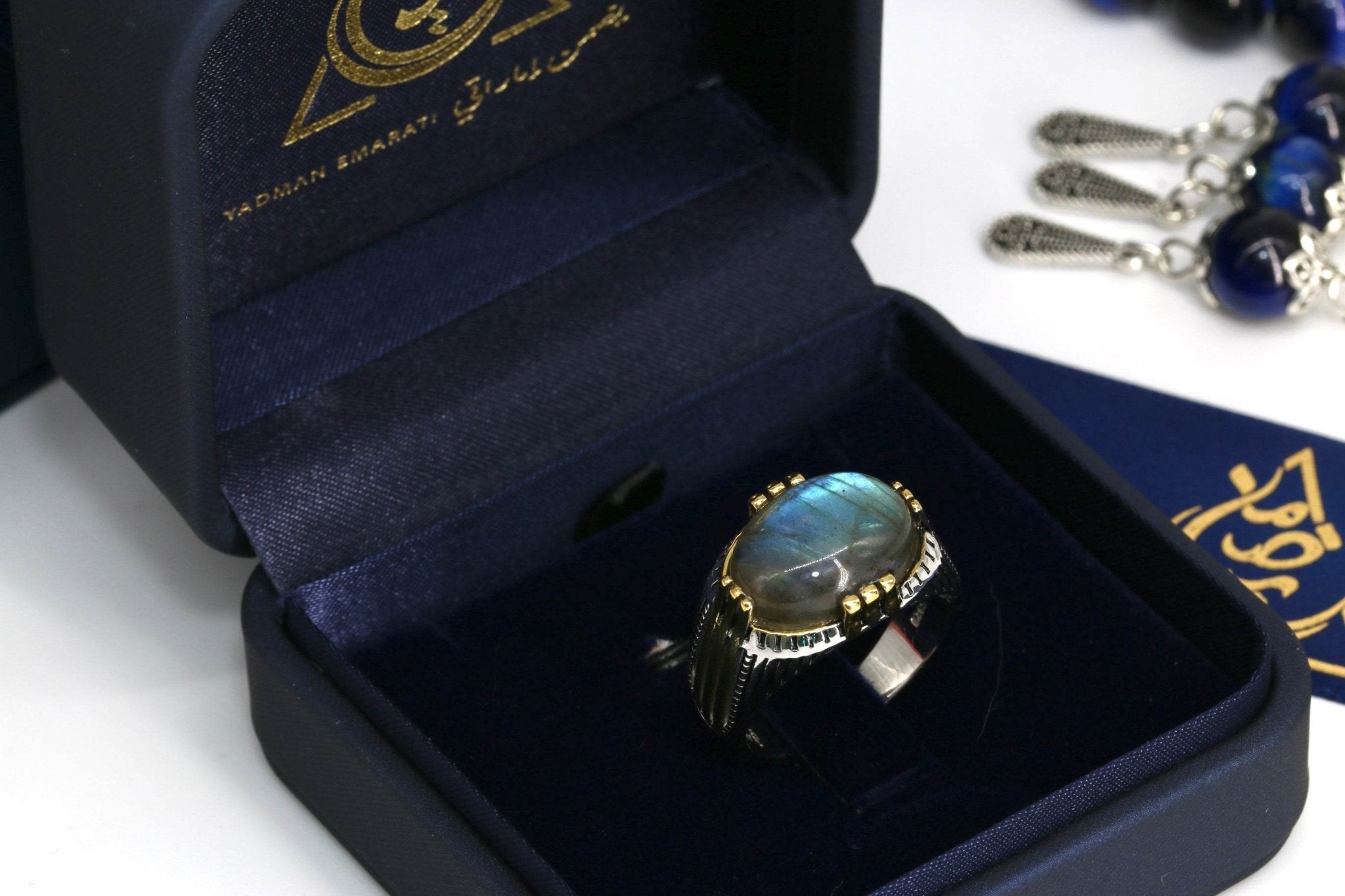 Men’s handcrafted ring with natural labradorite stone set in S925 sterling silver