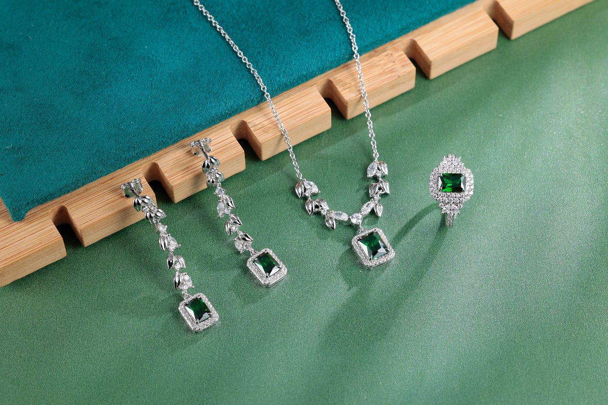 Elegant emerald-tone earrings in silver for women