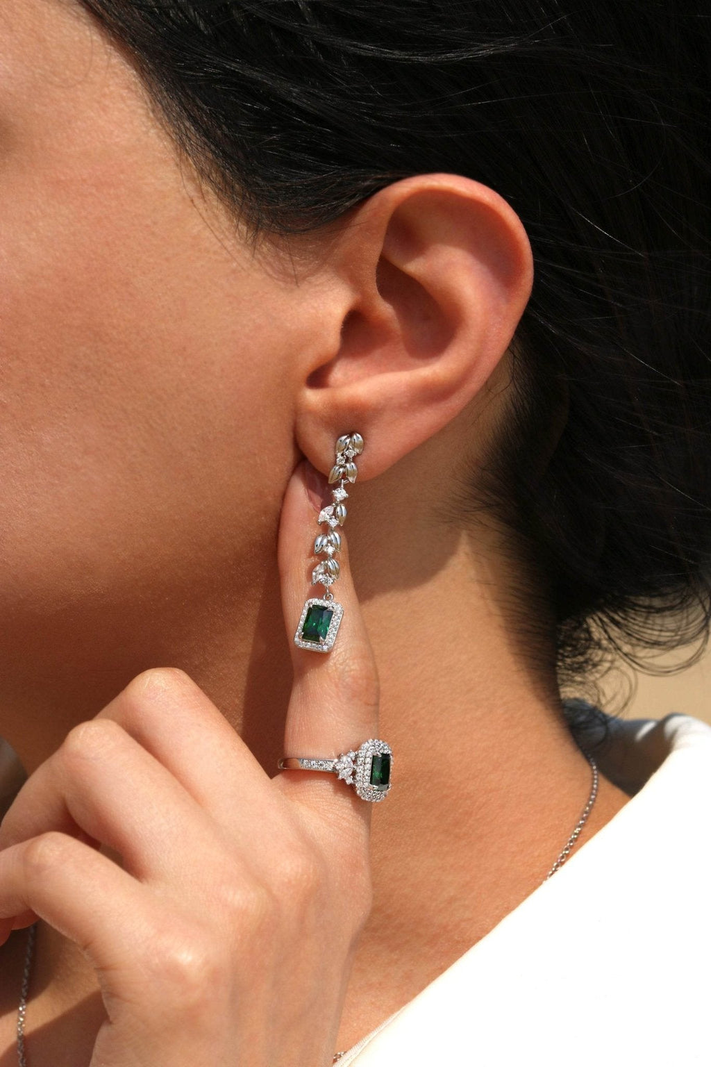 Nature-inspired green zamrud emerald gemstone earrings in platinum-plated design